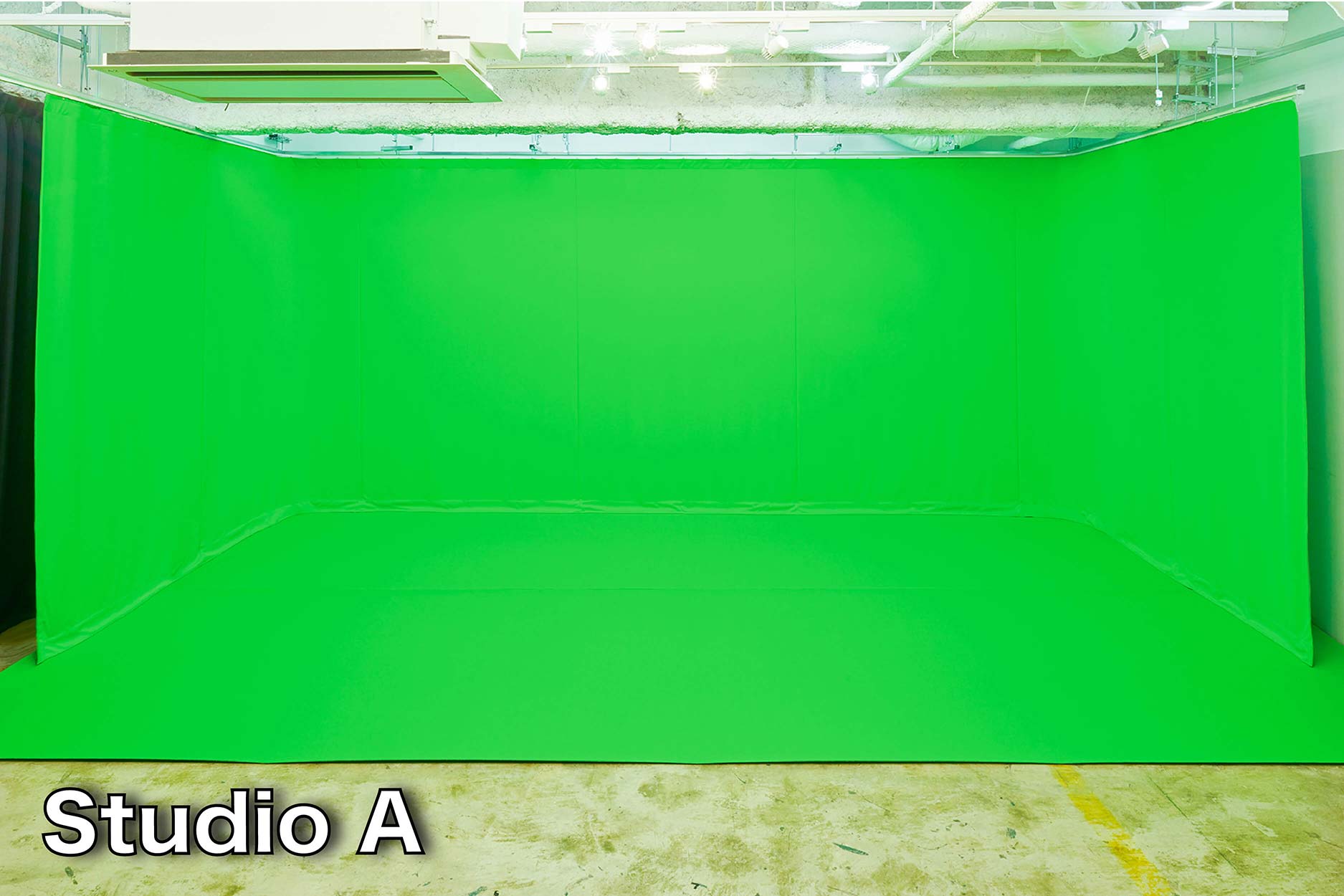 StudioAの画像 - グリーンバックとグリーンマットを設置する事で最大4面でのクロマキー合成撮影が可能です。