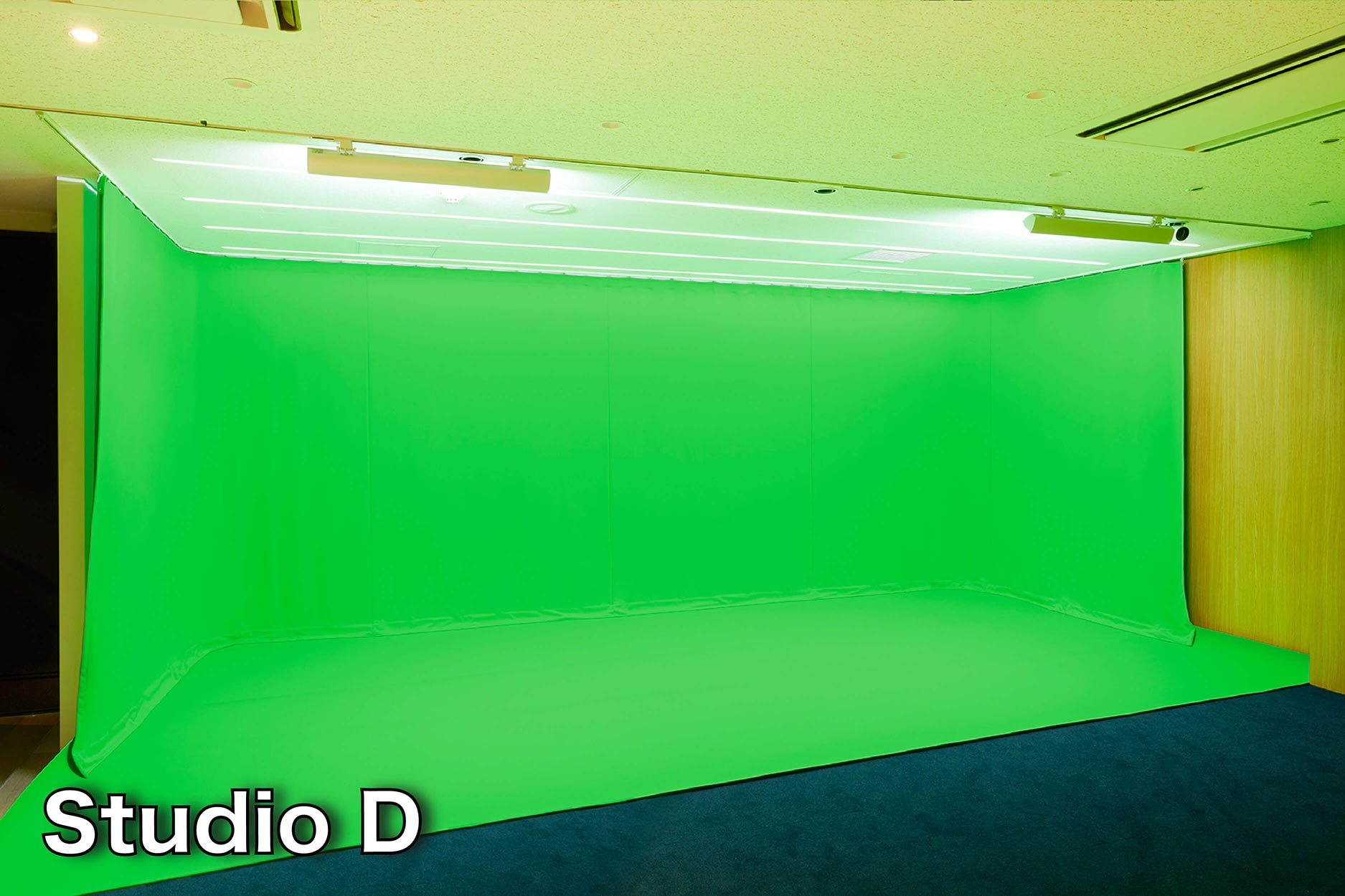 StudioDの画像 - グリーンバックとグリーンマットを設置する事で最大4面でのクロマキー合成撮影が可能です。