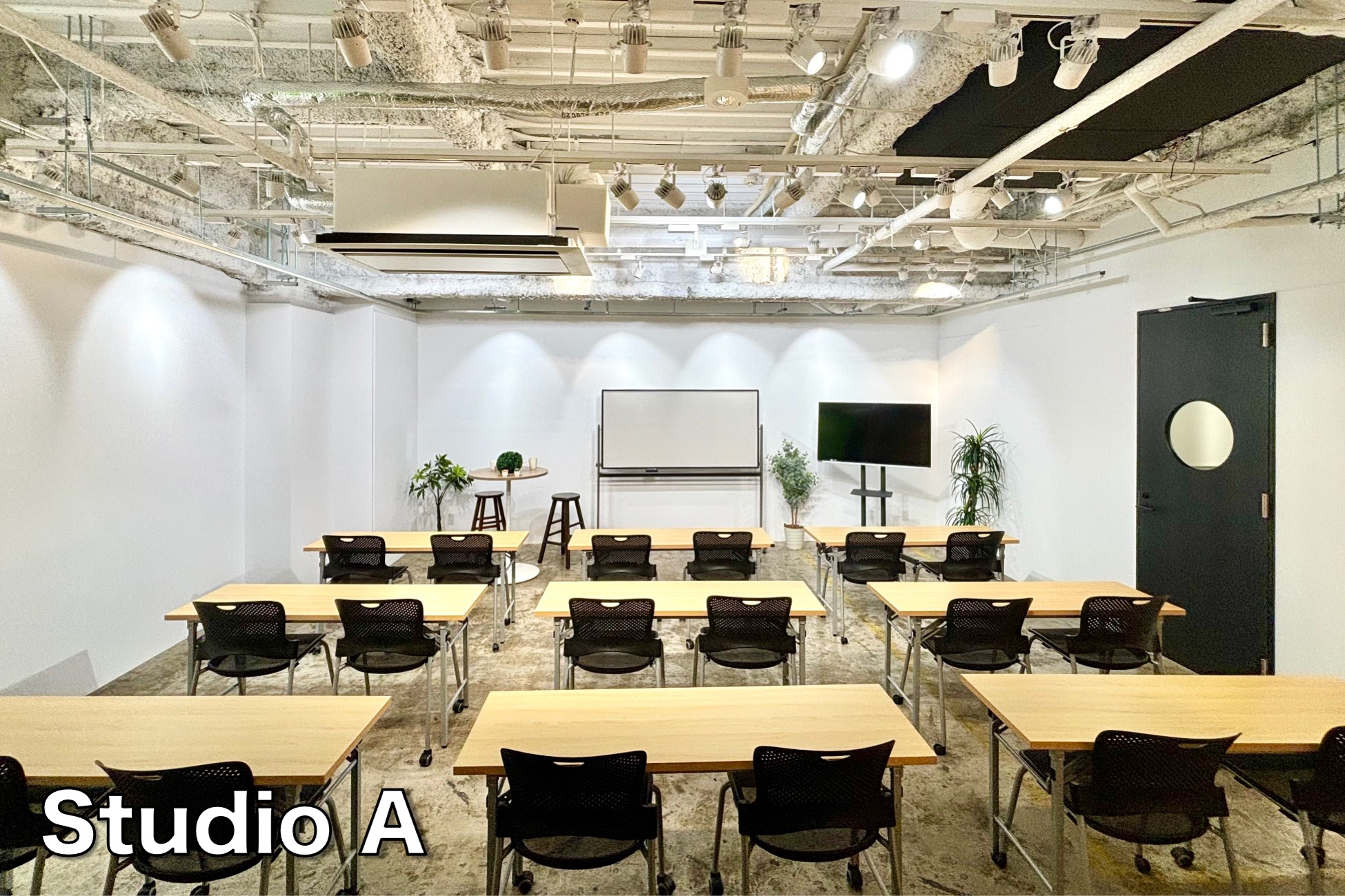 StudioAの画像 - 有観客の講義やオーディション会場としても利用可能です。グリーンバックを使用したクロマキー合成撮影も可能です。