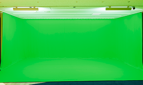 StudioDの画像 - グリーンバックとグリーンマットを設置する事で最大4面でのクロマキー合成撮影が可能です。
