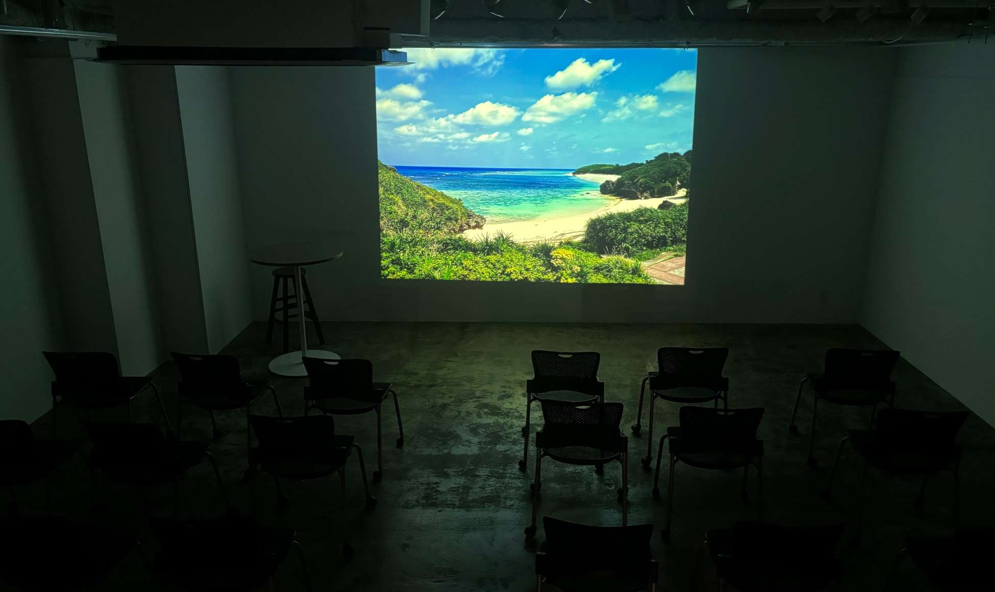 StudioAの画像 - プロジェクターを使った有観客のイベントやハイブリット配信もできます。(室内照明消灯時)