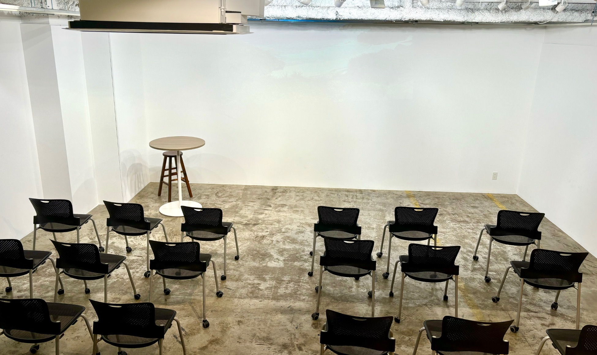 StudioAの画像 - プロジェクターを使った有観客のイベントやハイブリット配信もできます。(室内照明点灯時)