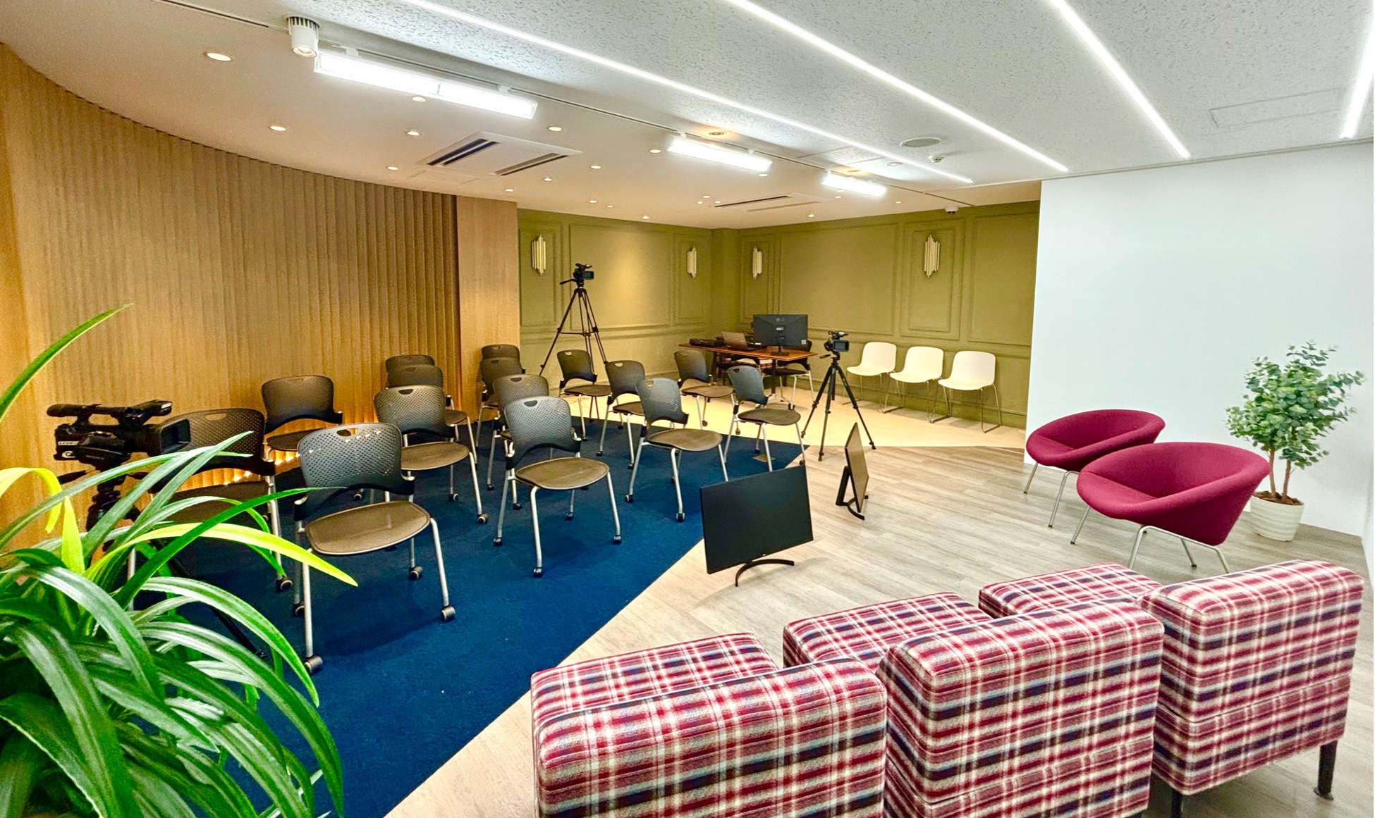StudioDの画像 - 有観客のイベントやハイブリット配信の際も十分なスペースの確保ができます。