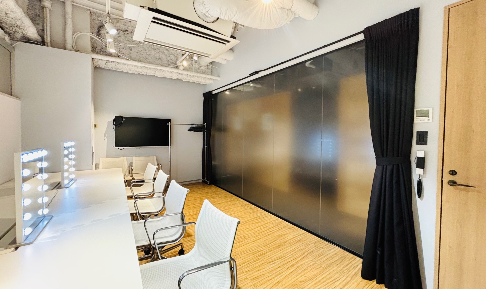 控室の画像 - Room1,2の通路側すりガラスの暗幕未使用時のイメージ