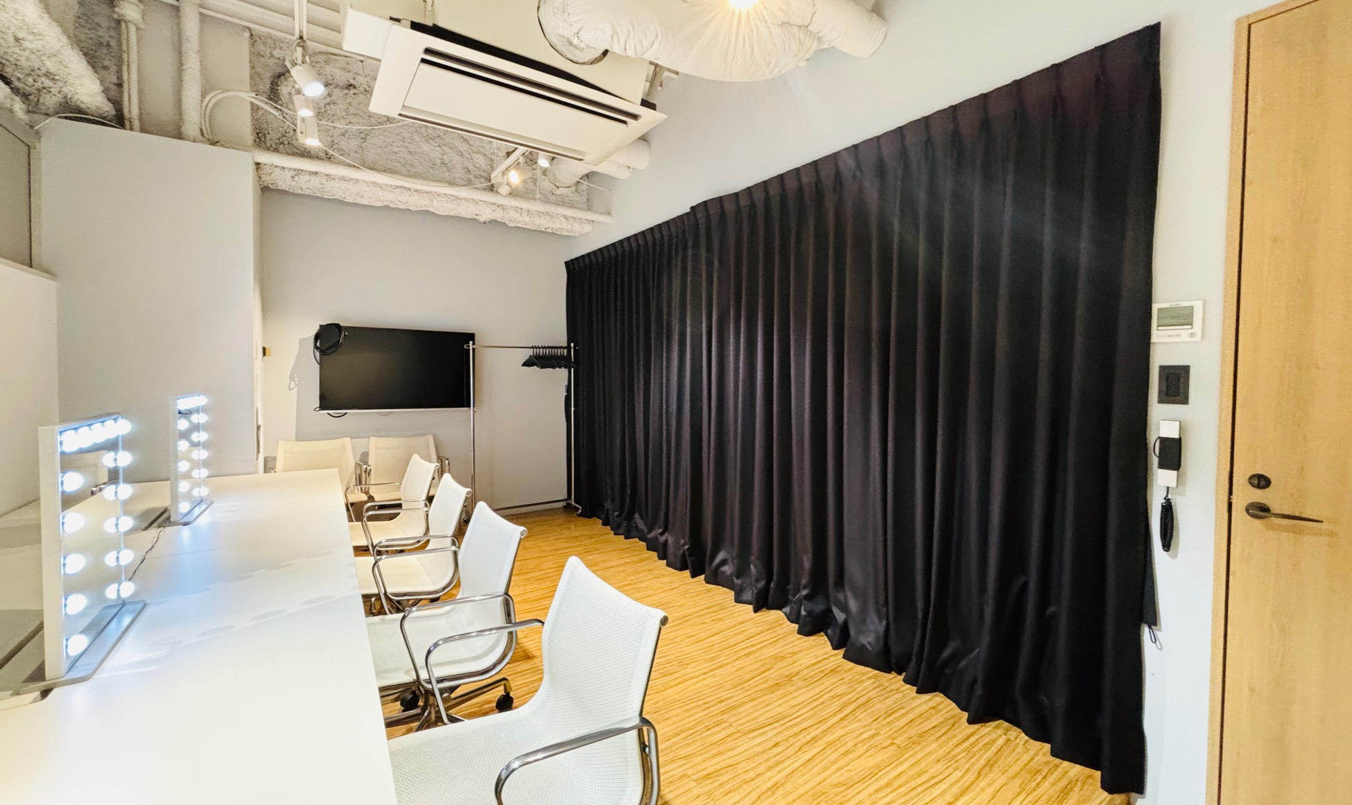 控室の画像 - Room1,2の通路側すりガラスの暗幕使用時のイメージ